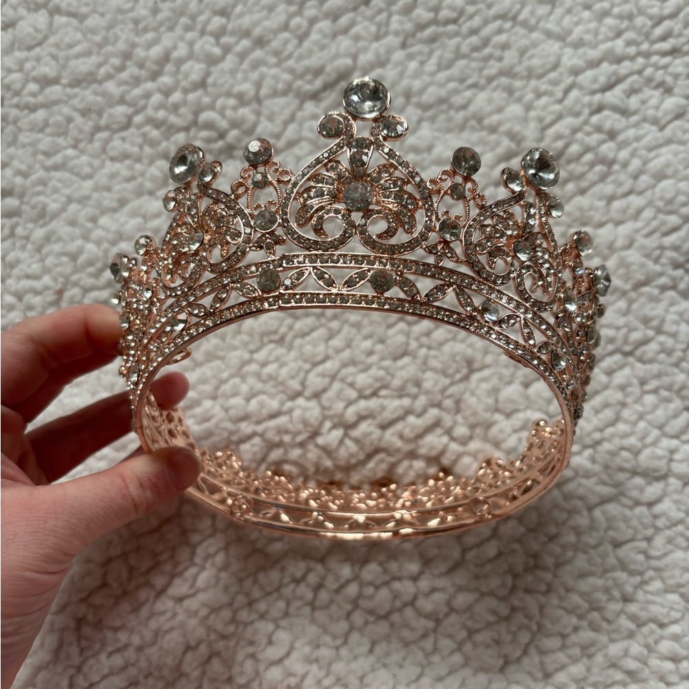 Elegant Gold Tiara with Crystal Accents